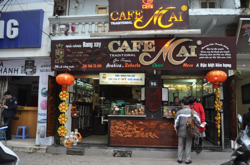 Vì sao quán cafe giá "chat" vẫn hút khách ở Hà Nội